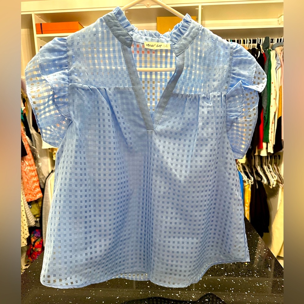 🌸🩵. Super fun top for spring. Never worn.
